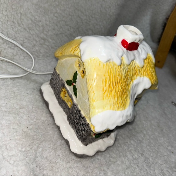 Christmas lighted yellow snow ceramic cottage 6.5" vintage made in Taiwan WORKS - Picture 5 of 10
